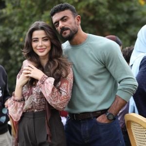 أحمد العوضي ويارا السكري: بدلة زفاف وتعليق بالقلوب يعيدان حديث الارتباط بعد 