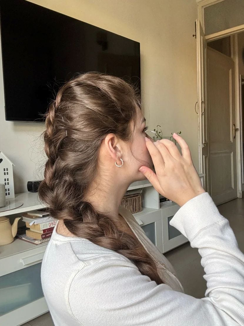 تسريحة ضفيرة فرنسية جانبية للشعر الطويل