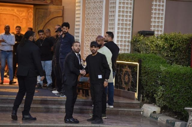 أحمد السقا يقدم واجب العزاء
