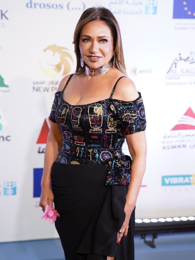  ليلى علوي ترقص مع لقاء الخميسي على أنغام أغنية 