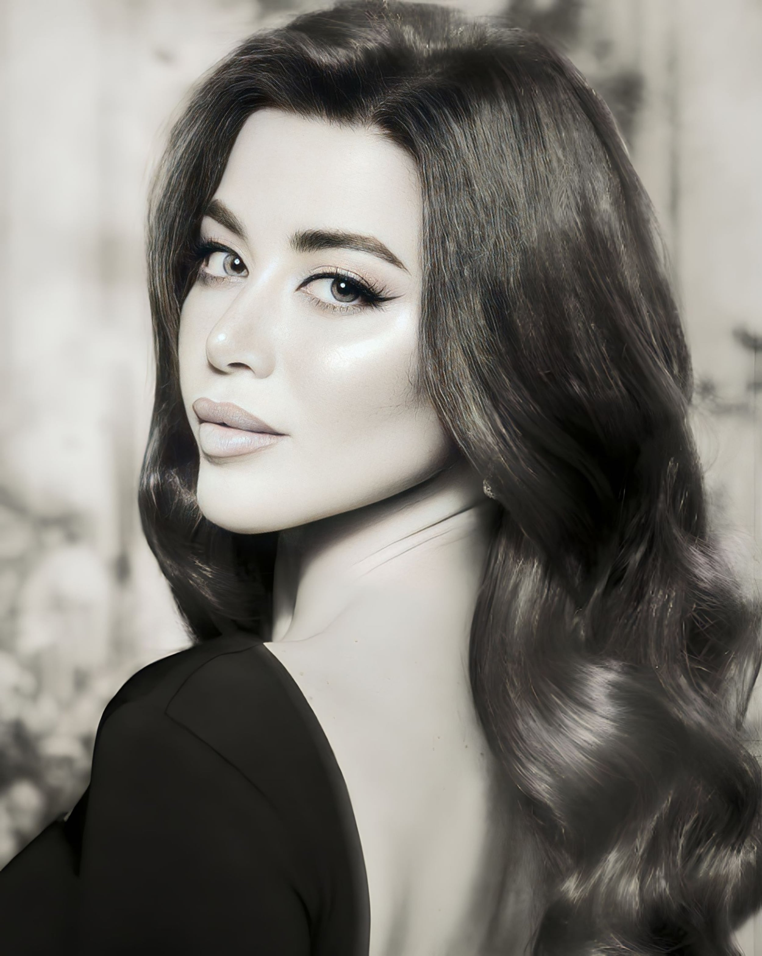 الفنانة يارا السكري