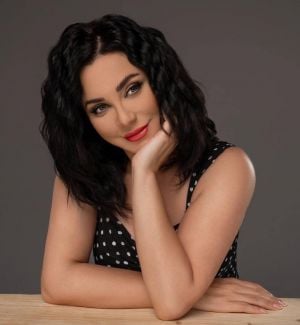 زوج سلاف فواخرجي وأبناؤهما يدعمونها في حفل تكريمها بالمركز الكاثوليكي