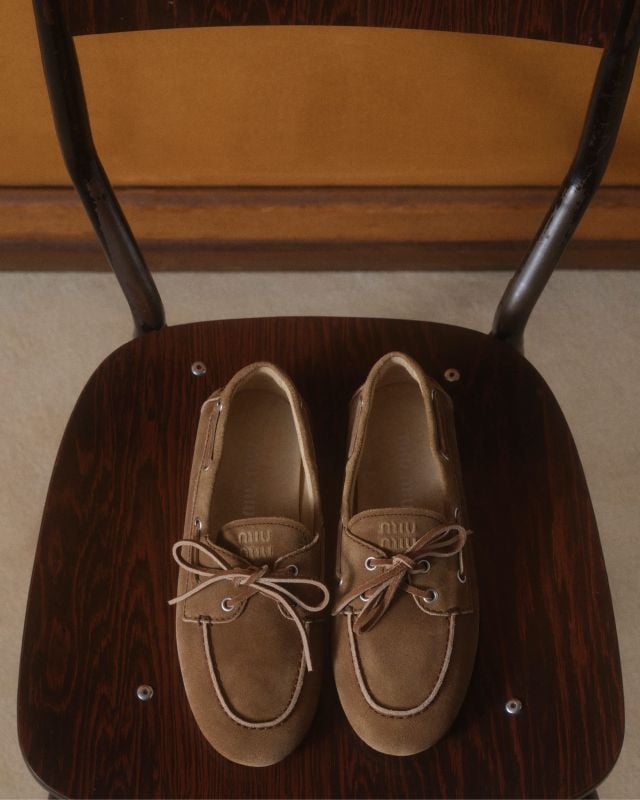 حذاء Deck Shoes من  MIU MIU SIGNATURES باللون البنّي الكستنائي 