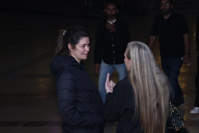 يسرا اللوزي تغادر العزاء