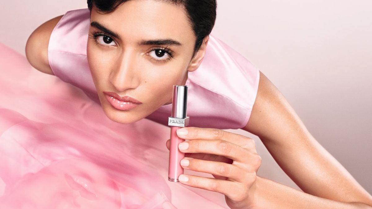 مجموعة PRADA REFLECTION... لمعان يعكس حضورك المتفرّد