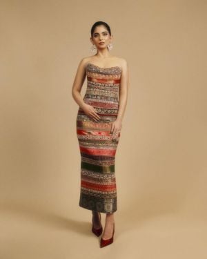 إيشا أمباني تحتفي بالحِرف الهندية بفستان مطرز وضفيرة مرصعة بالماس