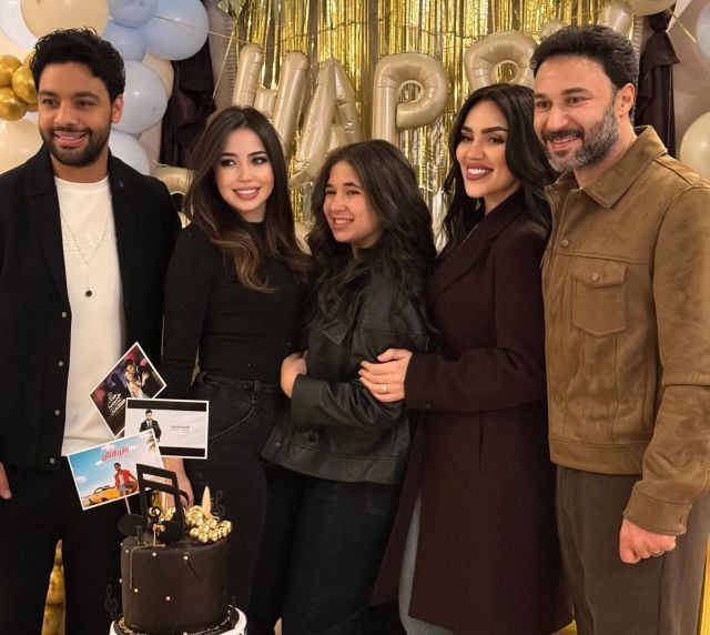 أحمد جمال وفرح الموجي مع مي فاروق وابنتها ومحمد العمروسي