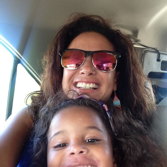 هند صبري وابنتها في لحظة عفوية