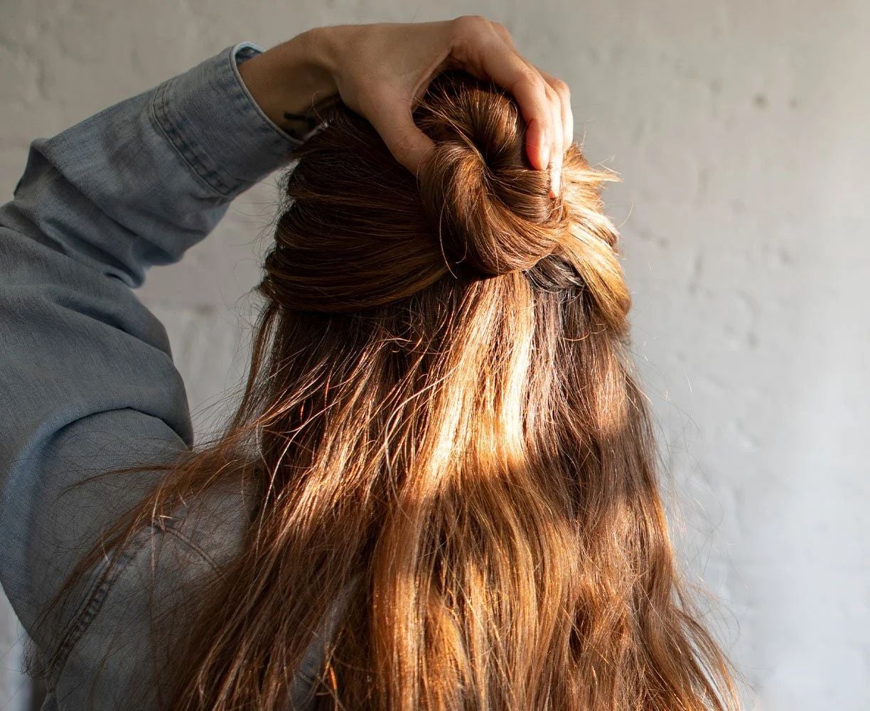 تسريحة كعكة نصف مرفوعة- تسريحات للمدرسة