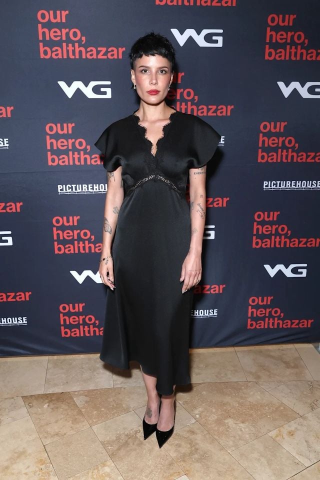 هالسي تتألق بإطلالة قوطية ساحرة بفستان أسود من الدانتيل 