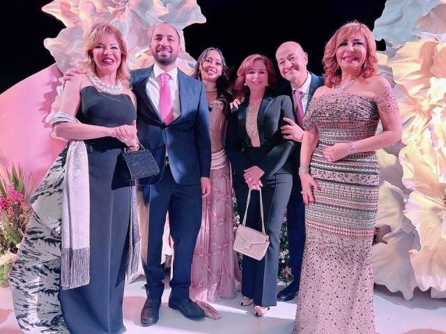 إلهام شاهين مع لميس الحديدي وهالة سرحان وعمرو أديب والعروسين