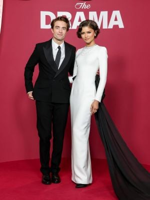 زيندايا تروّج لفيلمها الجديد بإطلالة ذكية