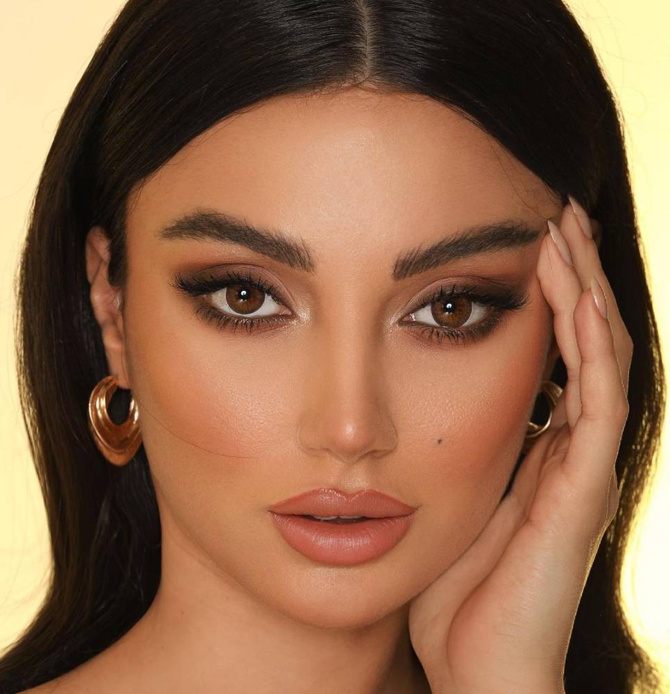 العيون اللوزية الواسعة