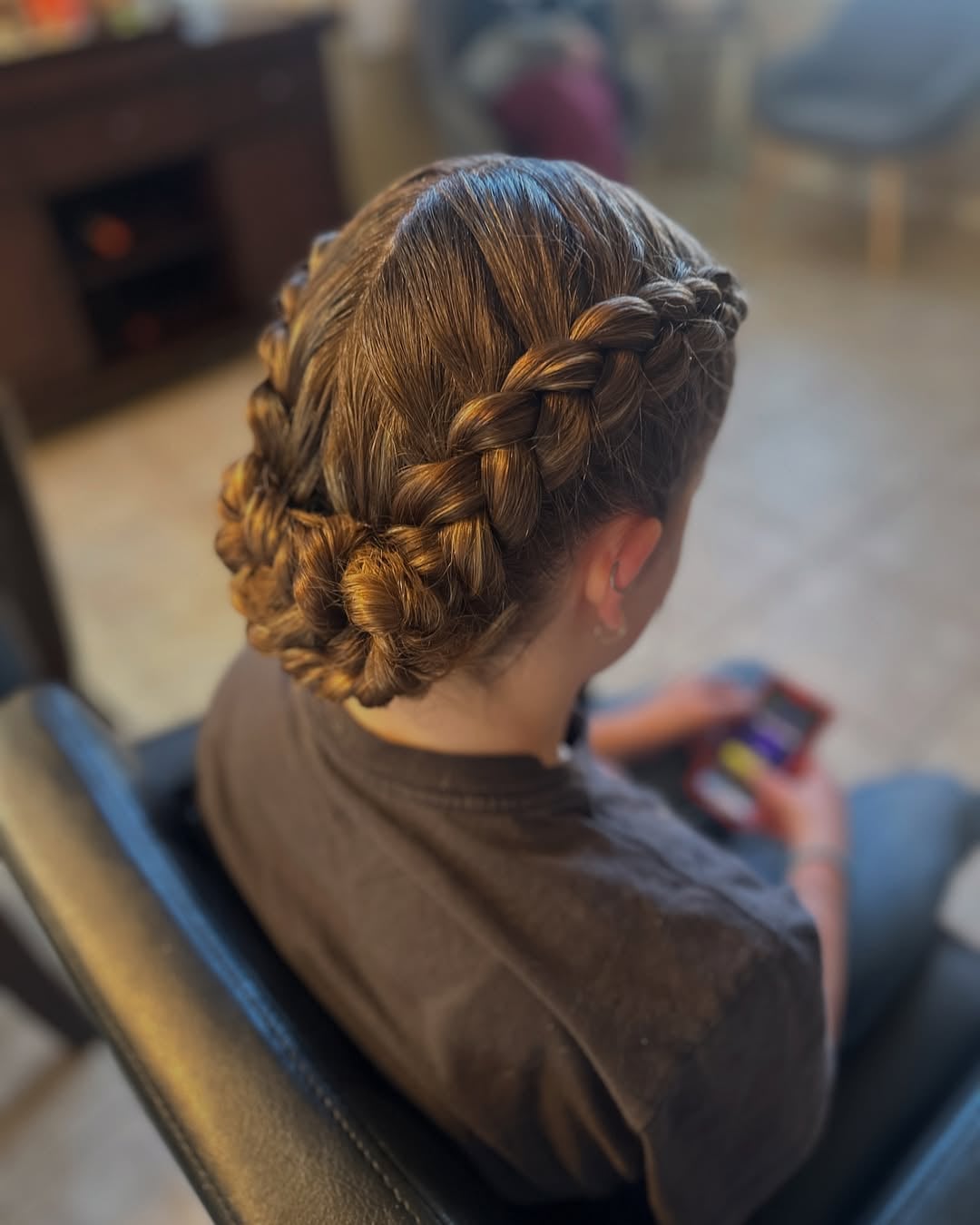 تسريحة ضفائر مع كعكة منخفضة