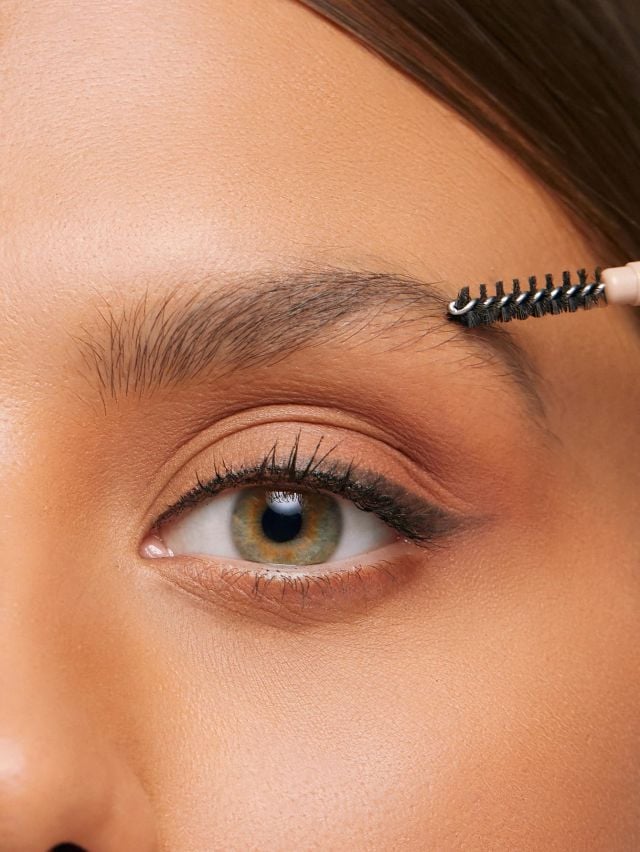 أشكال رسم الحواجب لإطلالة طبيعية وجذابة