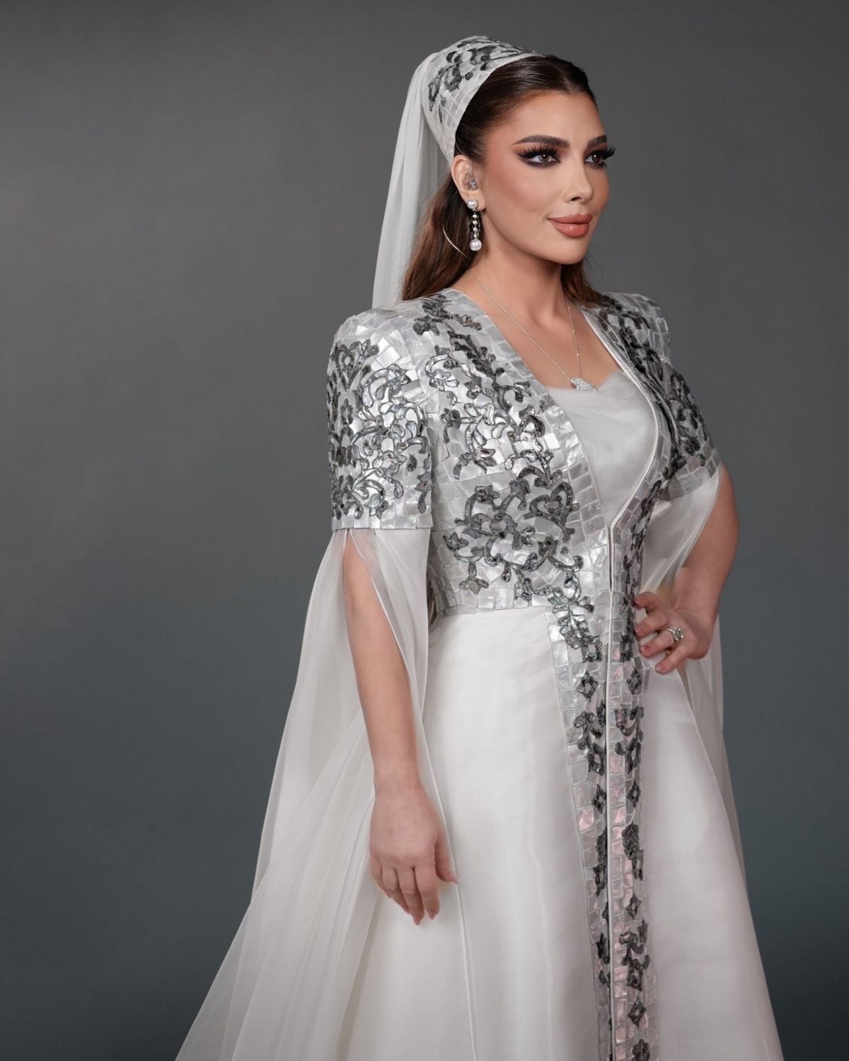  أصالة تعلّق على صبغ زوجها شعره بالأشقر (فيديو)