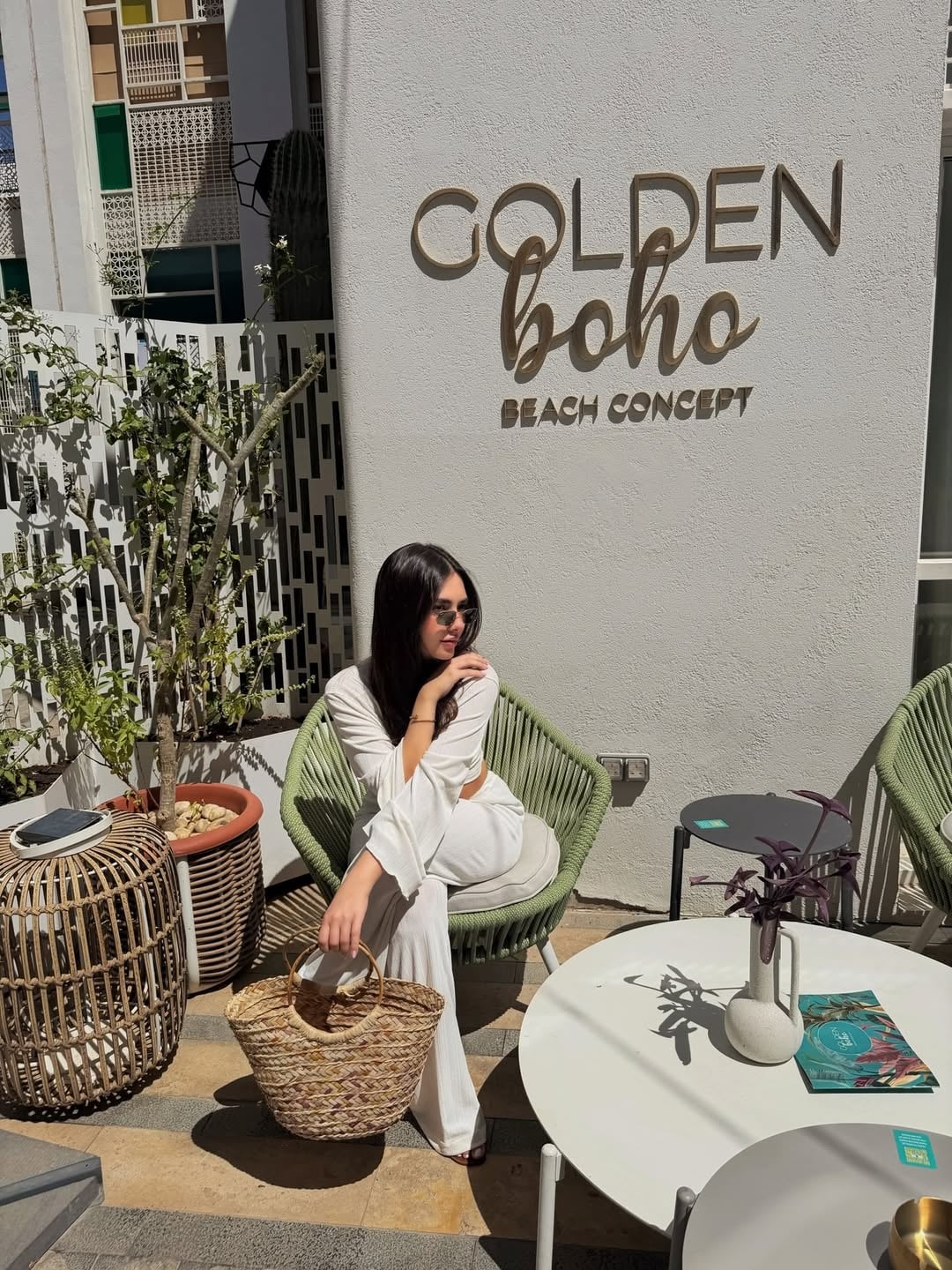 إطلالات ياسمين قطامي 2026: الأبيض البوهيمي والجينز الكاجوال وفساتين المنتجعات تتصدر الترند