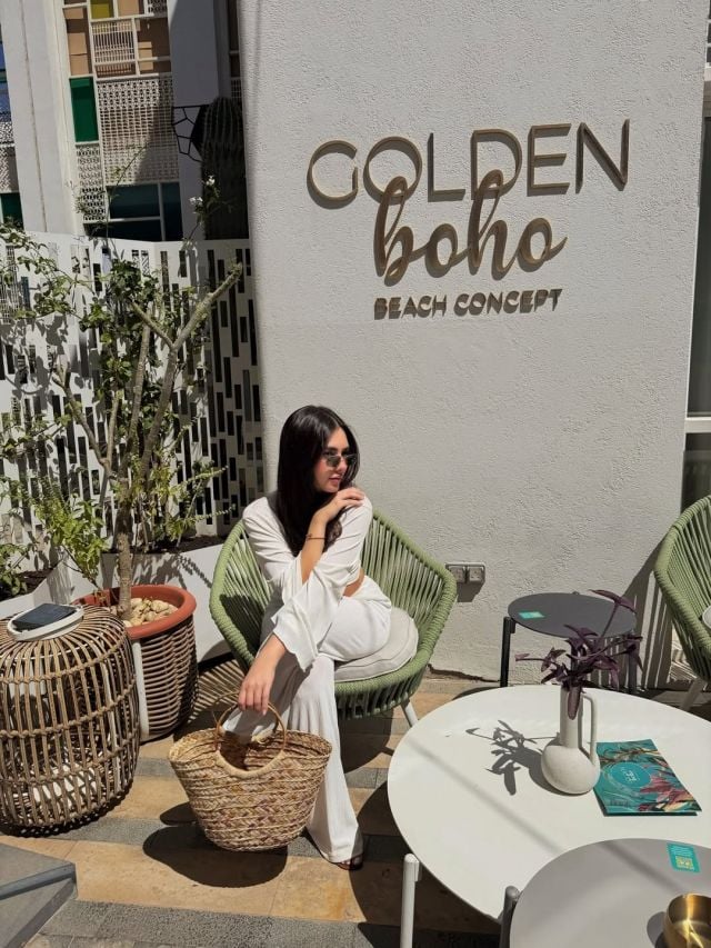 إطلالات ياسمين قطامي 2026: الأبيض البوهيمي والجينز الكاجوال وفساتين المنتجعات تتصدر الترند