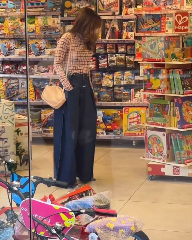 الملكة رانيا في متجر الألعاب