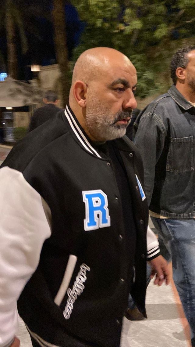 محسن منصور في طريقه للعزاء