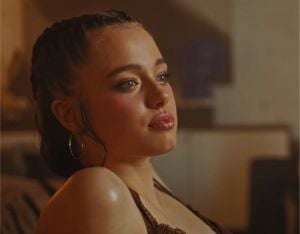 ابنة أنجلينا جولي تخطف الأنظار... نسخة عن والدتها في فيديو كليب كوري 