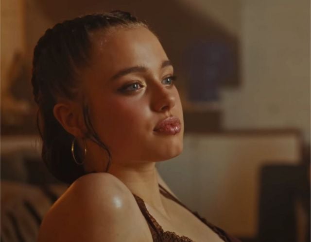 ابنة أنجلينا جولي تخطف الأنظار... نسخة عن والدتها في فيديو كليب كوري 