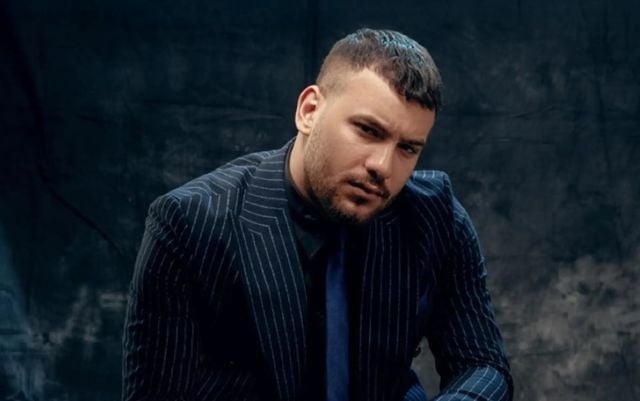  مسلم يكشف حقيقة ارتدائه ملابس نسائية في حفله الأخير