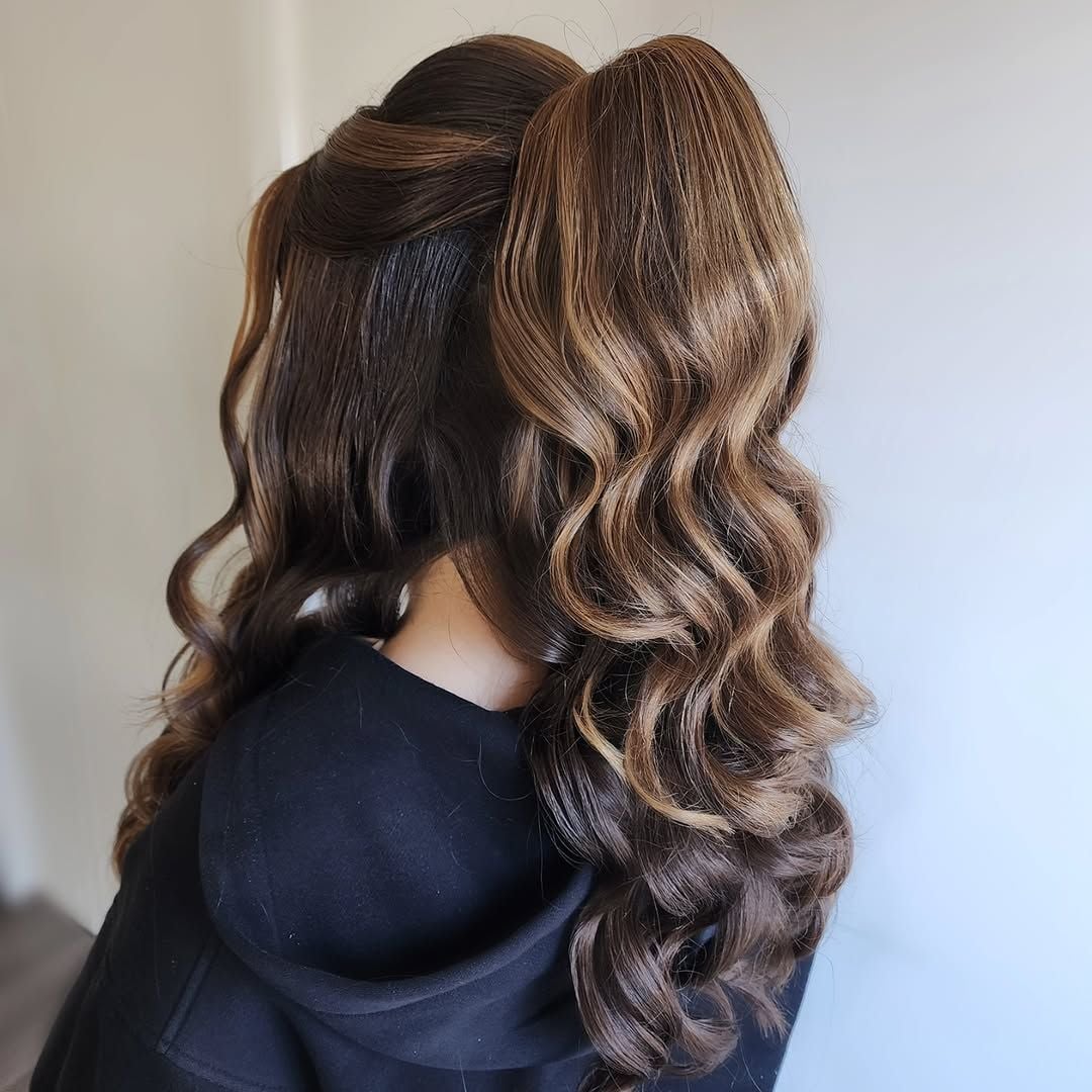 تسريحة نصف مرفوعة كلاسيكية مع لفّ جانبي