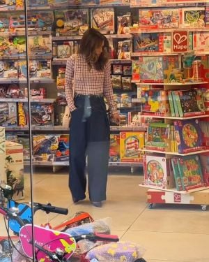 إطلالة الملكة رانيا في جولة تسوّق لحفيدتيها: توازن ذكي بين المربعات والدنيم