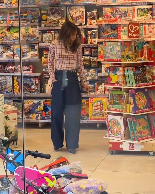 إطلالة الملكة رانيا في جولة تسوّق لحفيدتيها: توازن ذكي بين المربعات والدنيم