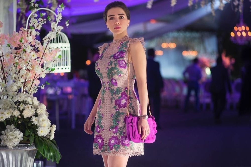 مي عز الدين تعلن عودتها الى الشعر الأسود وزوجها يغازلها ومحمد إمام يعلّق... 