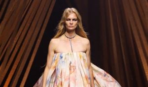 Dopamine Dressing vs. Conscious Consumption الموضة بين اتجاهين