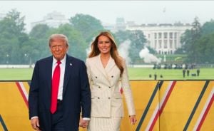 ميلانيا ترامب… رحلة من الإطلالات اللافتة إلى الأناقة الهادئة