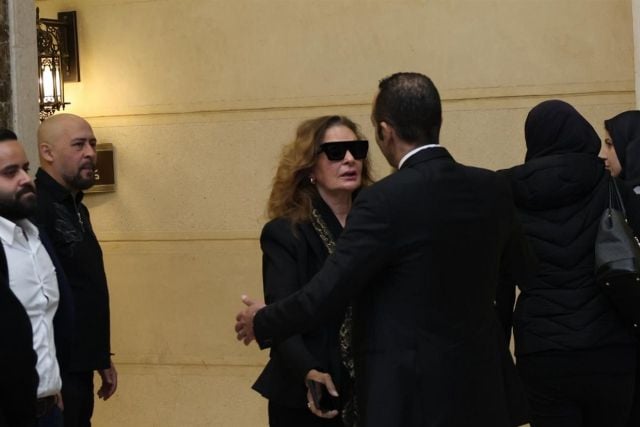 يسرا تقدّم واجب العزاء