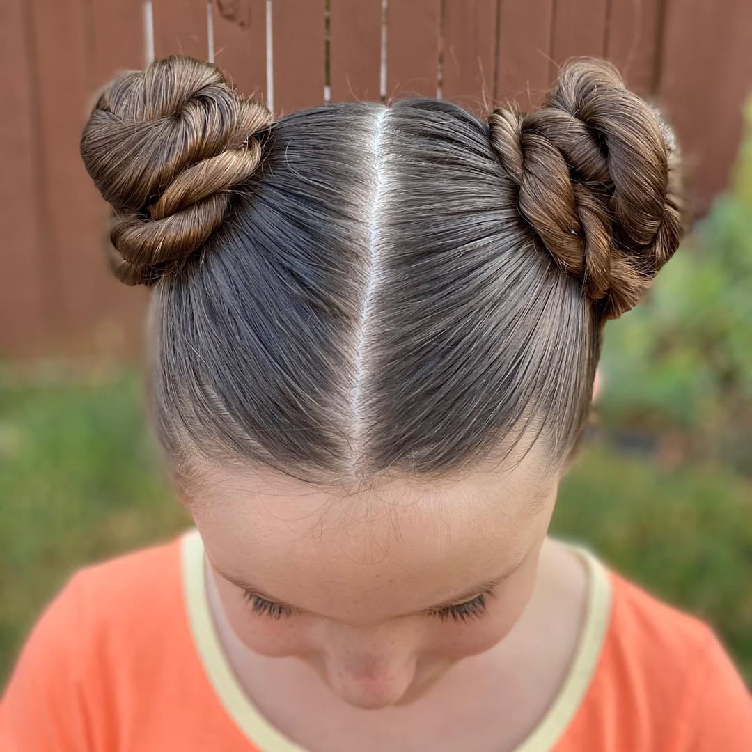 تسريحة الكعكتين الجانبيتين من أكثر التسريحات العملية لبنات المدرسة