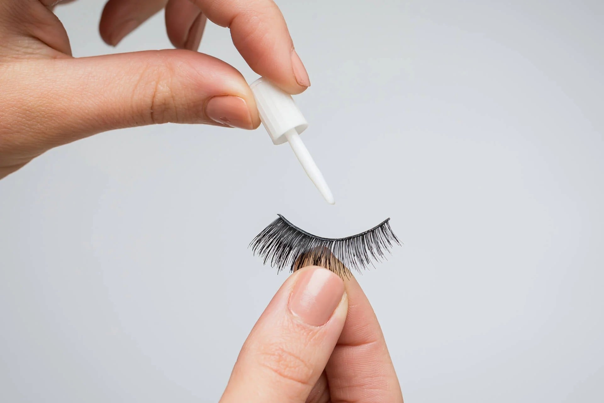 استخدام الصمغ في تثبيت الرموش بمكانها