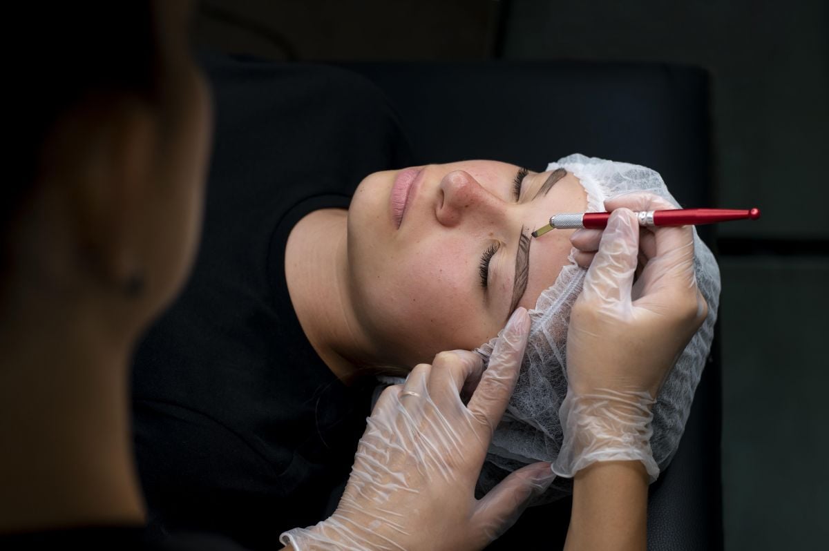  مايكرو حواجب: دليلك الكامل لحواجب طبيعية تدوم طويلاً