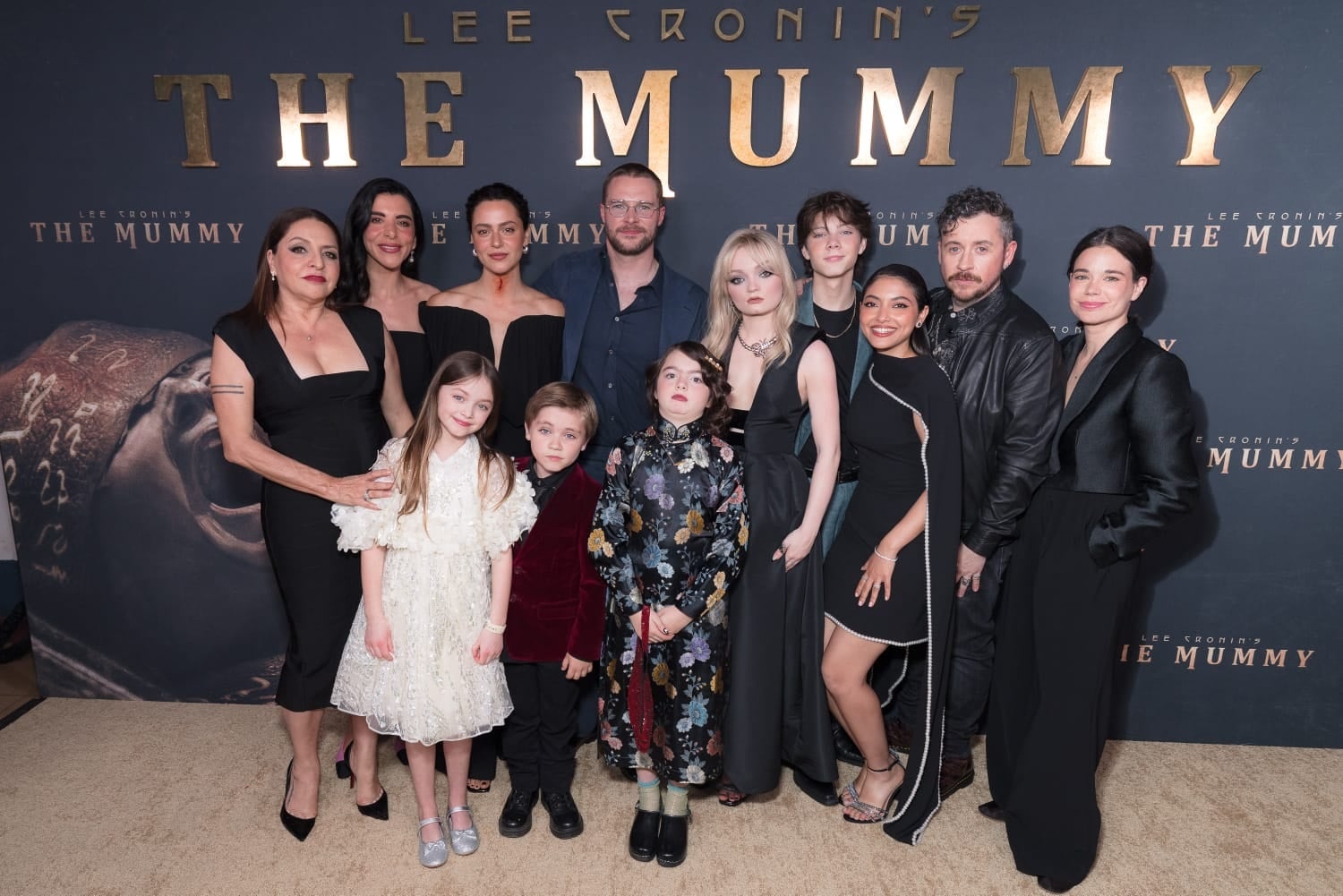 مي الغيطي مع أبطال الفيلم في العرض الخاص