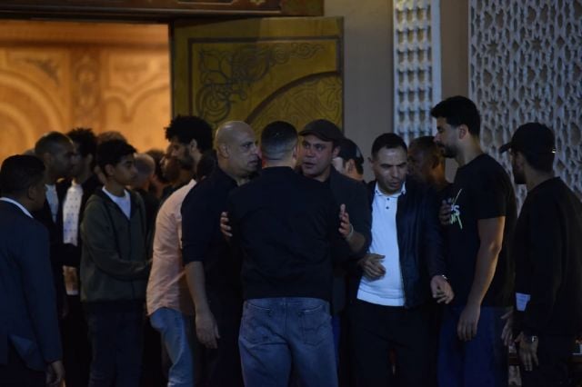 محمد إمام يغادر العزاء