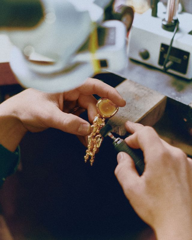 تصنيع ساعات Audemars Piguet يجمع بين الحرفية الدقيقة والتقنيات المتقدمة