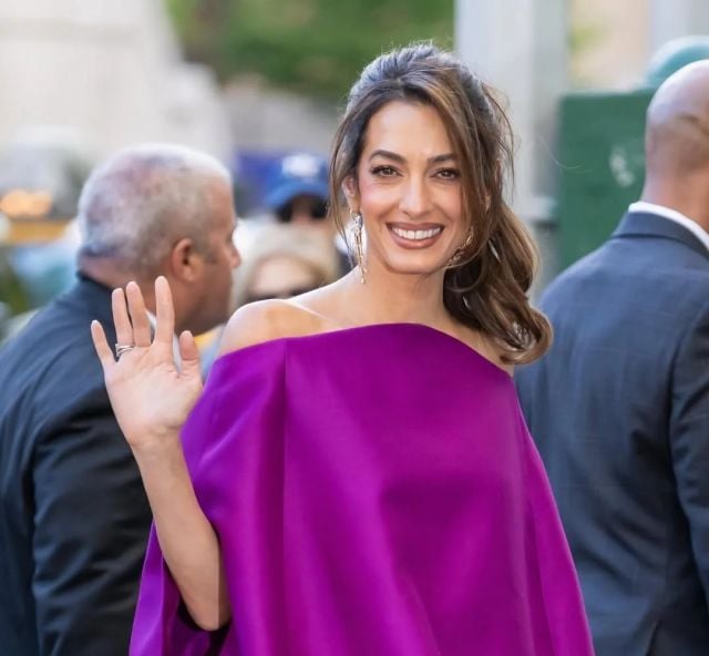 أمل كلوني تعتمد صبحة الفستان الـCape باللون البنفسجي