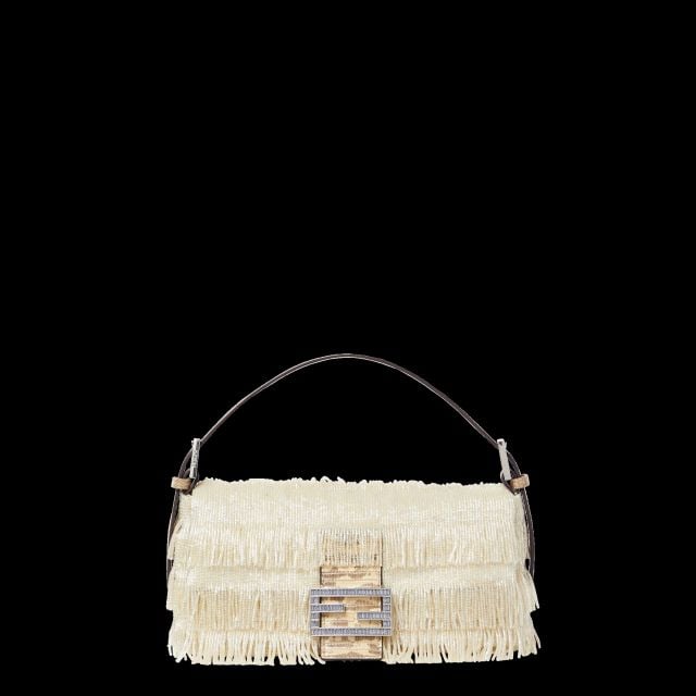 حقيبة Baguette بتفاصيل محبوكة تعكس أسلوباً عصرياً وأناقة راقية