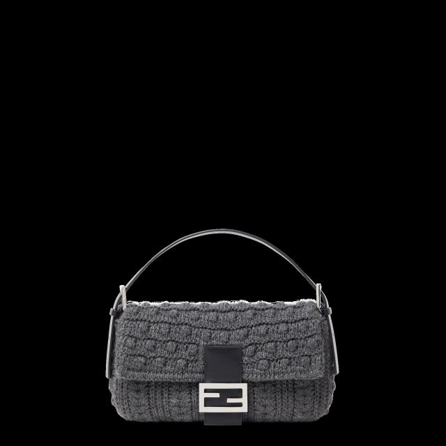 حقيبة Baguette المحبوكة بتصميم عصري ولمسة فاخرة مميزة