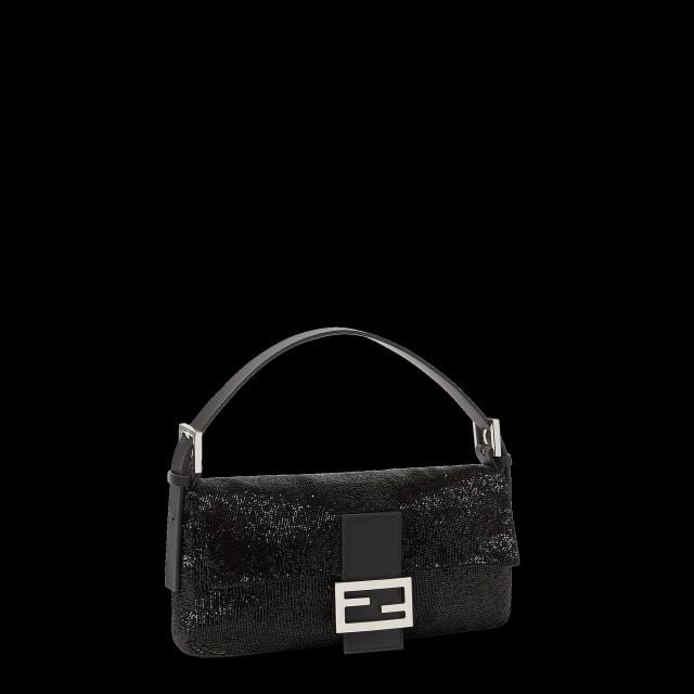 حقيبة Baguette بنسيج محبوك تعكس روحاً عصرية بتفاصيل راقية