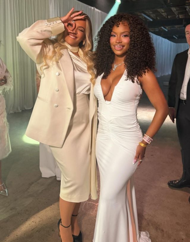 بيونسيه بالإطلالة الثانية مع صديقتها