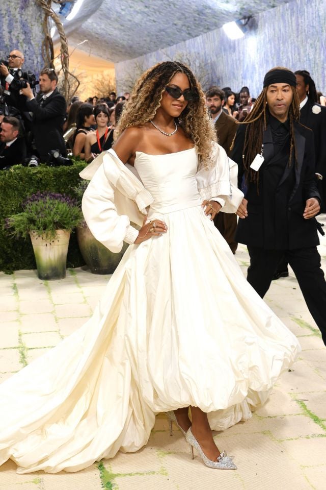سحر اللون الأبيض يسرق الأضواء في حفل Met Gala 