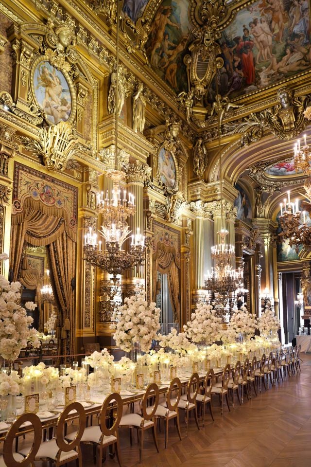 طاولة فخمة تجمع الأهل على طاولة واحدة