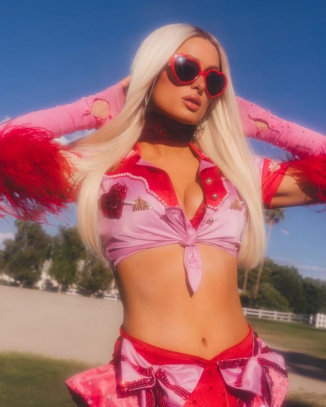 باريس هيلتون بإطلالة مكشوفة بالأحمر