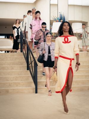 عرض Chanel Cruise 2026/2027 يحاكي الفخامة الكلاسيكية برؤية متجدّدة 