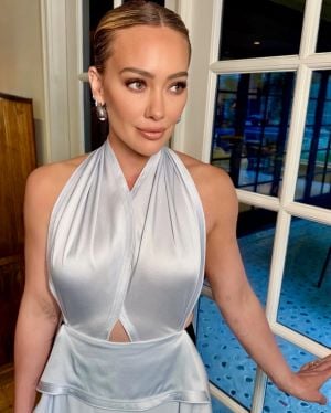 إطلالة هيلاري داف بفستانها ذي الكشكشة والياقة المفتوحة تبدو مختلفة تماماً من الخلف